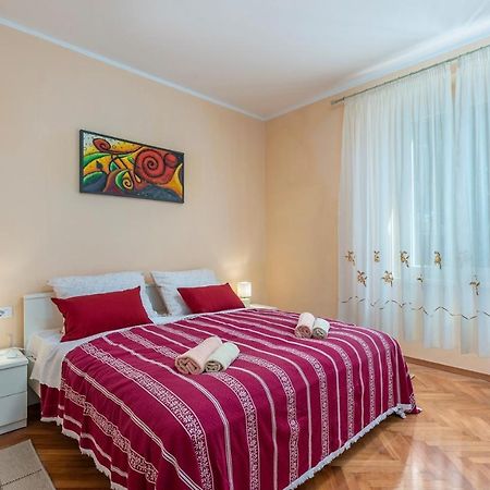 Apartment Lazzarich With Terrace โปเรช ภายนอก รูปภาพ