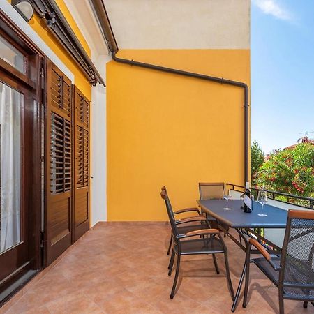 Apartment Lazzarich With Terrace โปเรช ภายนอก รูปภาพ