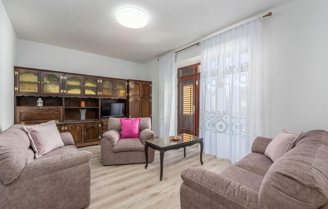 Apartment Lazzarich With Terrace โปเรช ภายนอก รูปภาพ