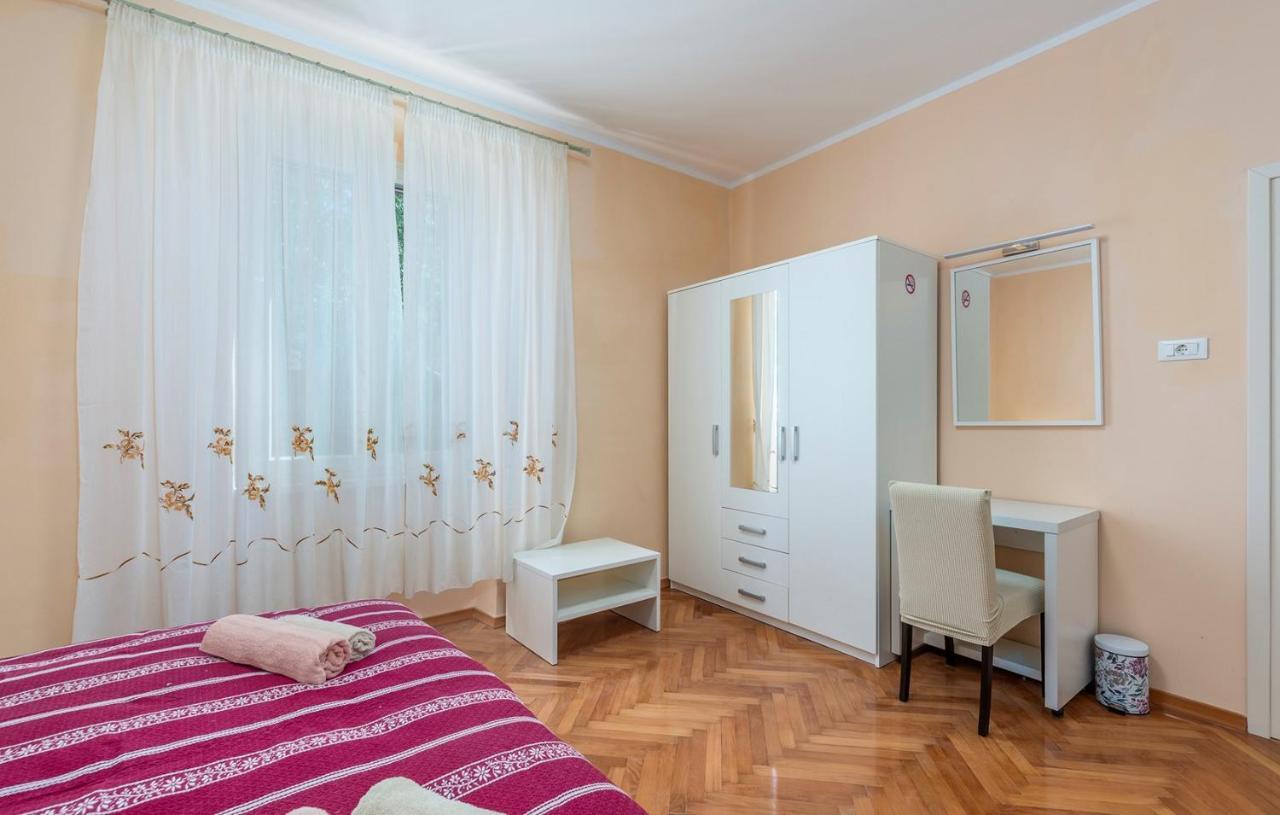 Apartment Lazzarich With Terrace โปเรช ภายนอก รูปภาพ