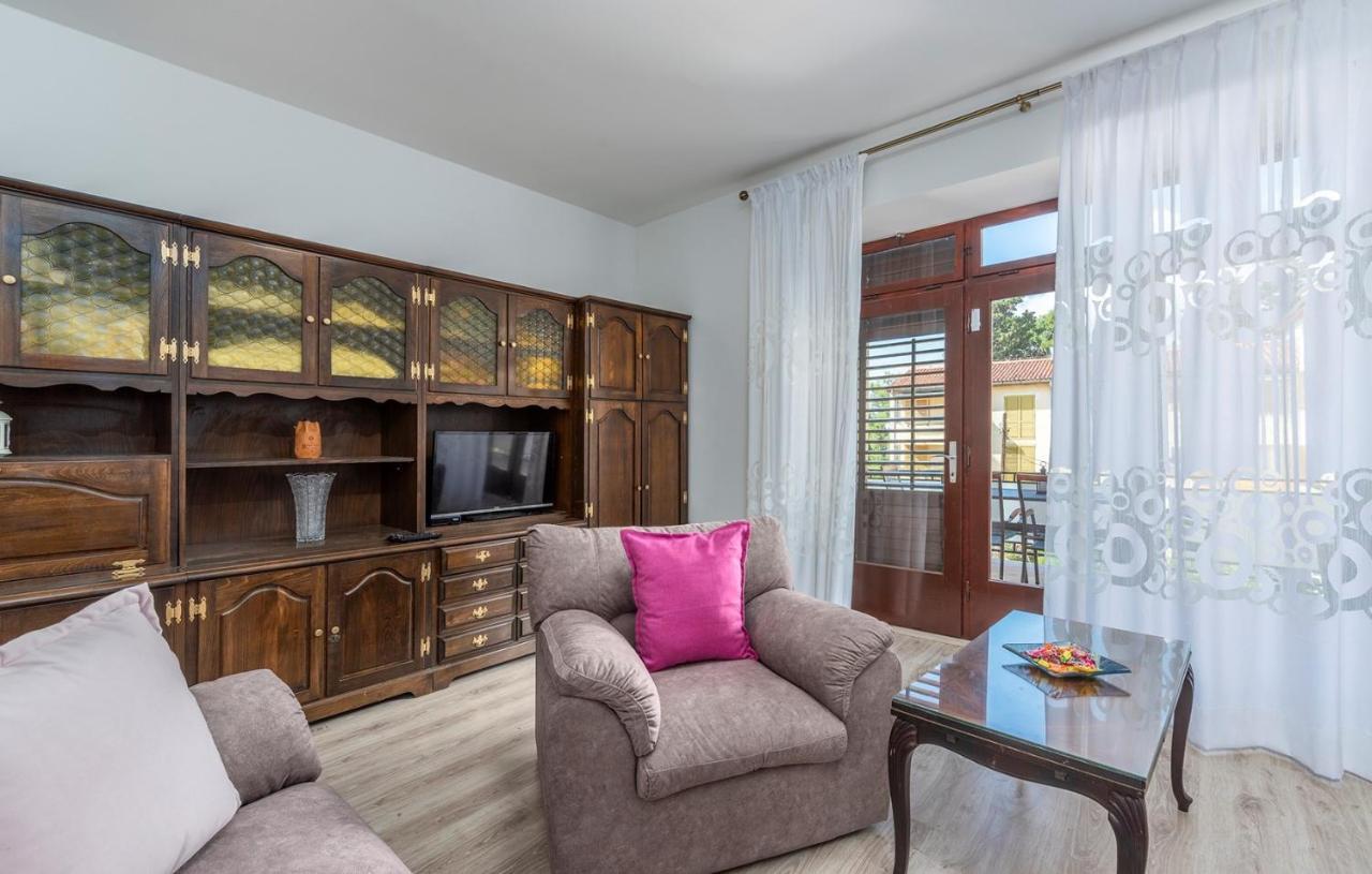 Apartment Lazzarich With Terrace โปเรช ภายนอก รูปภาพ