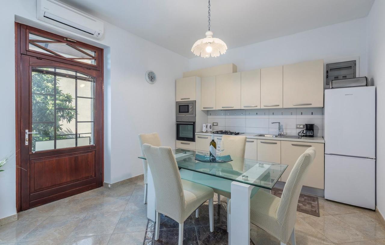 Apartment Lazzarich With Terrace โปเรช ภายนอก รูปภาพ