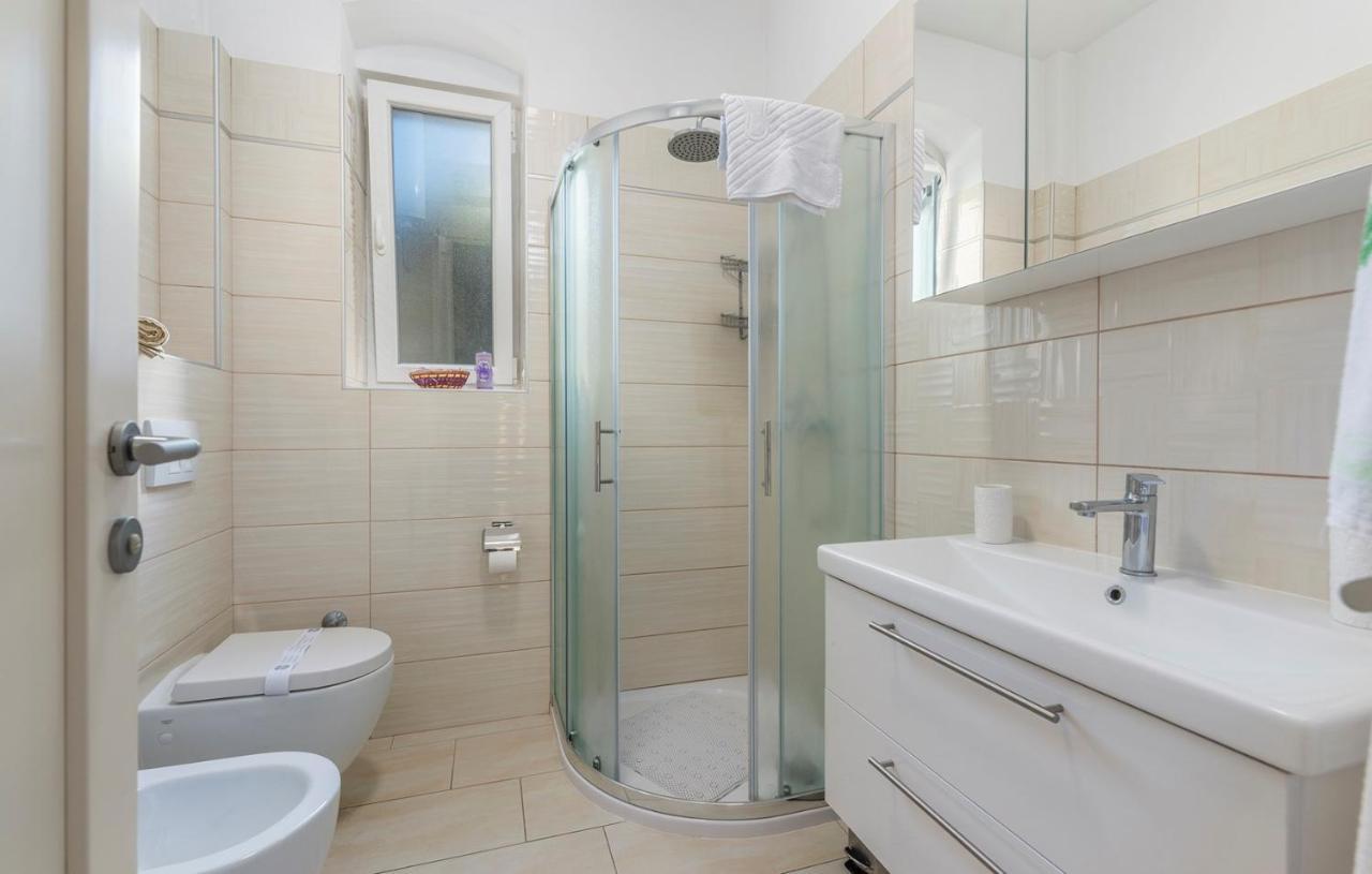 Apartment Lazzarich With Terrace โปเรช ภายนอก รูปภาพ