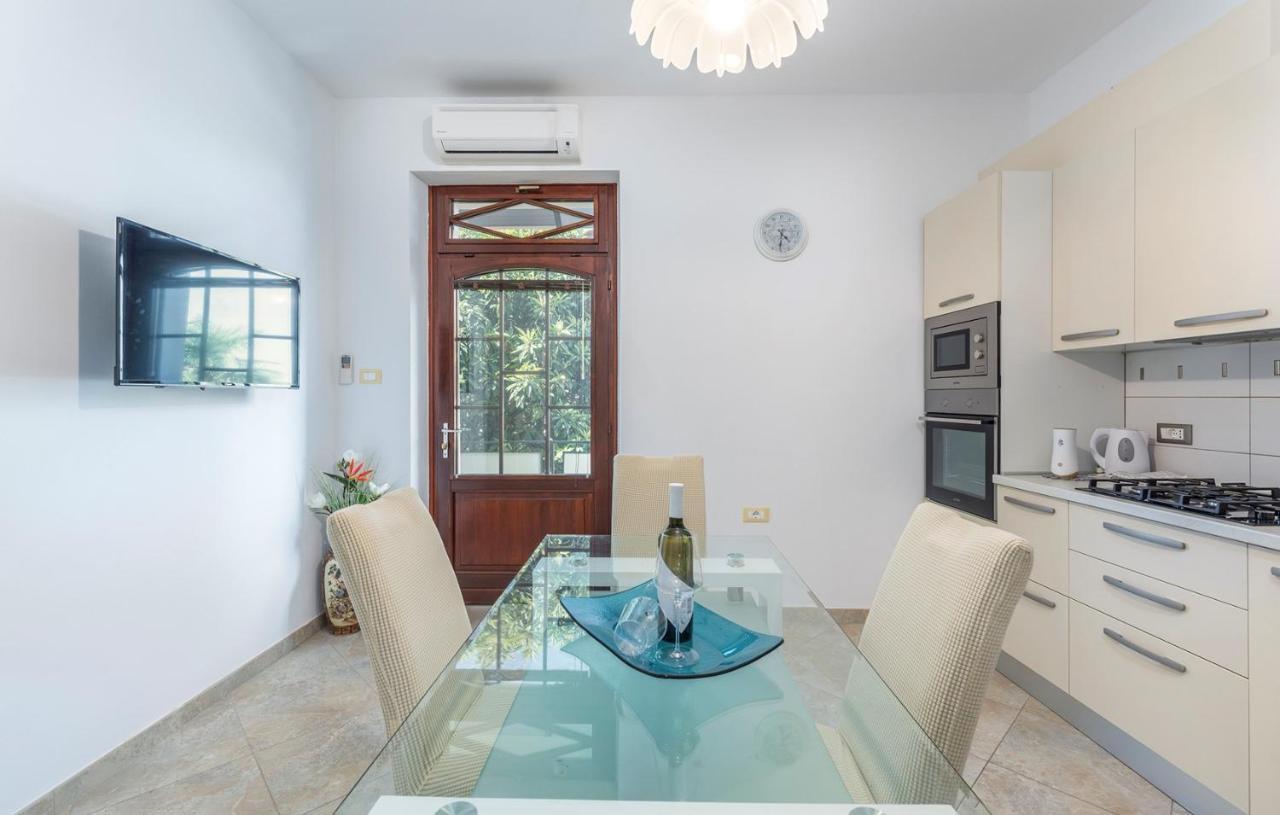 Apartment Lazzarich With Terrace โปเรช ภายนอก รูปภาพ